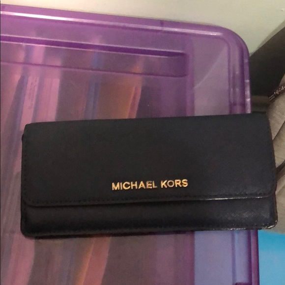 Michael Kors wallet - Picture 1 of 2